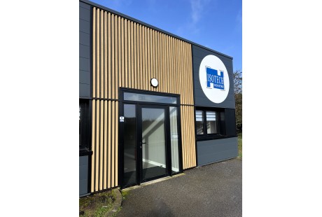 ISOTECH Industrie fier de rentrer dans des nouveaux locaux avec une surface de stockage doublée 